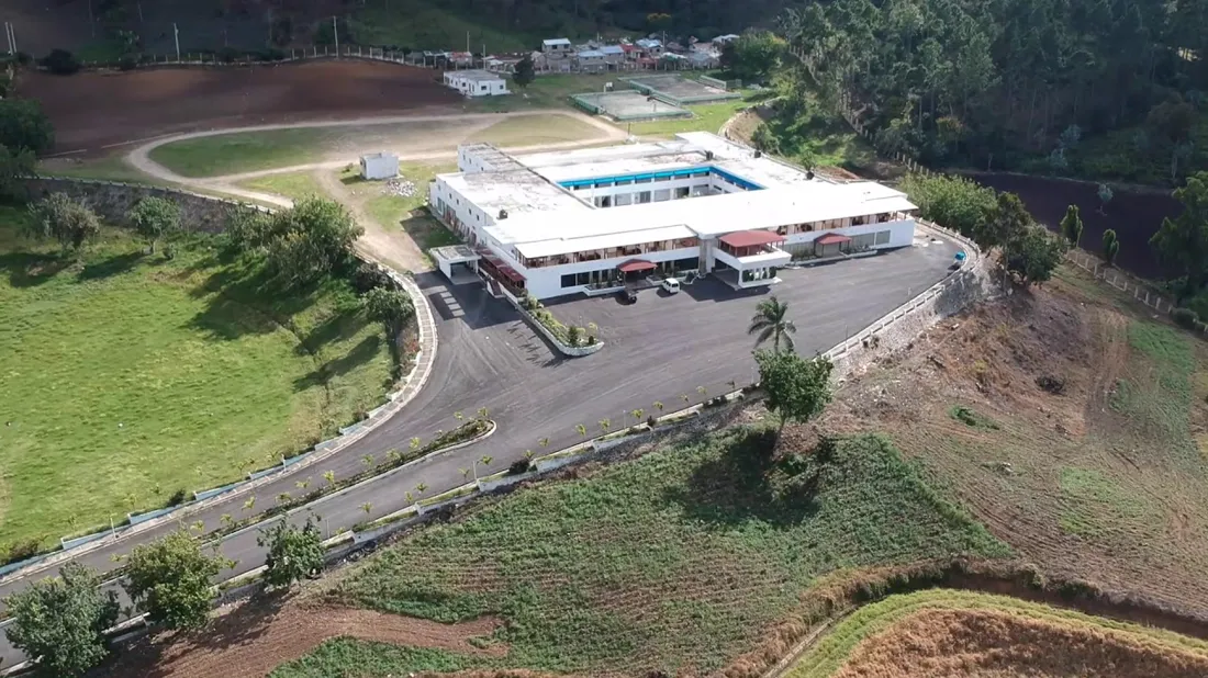 Vista aérea del Hotel Nueva Suiza entre las montañas