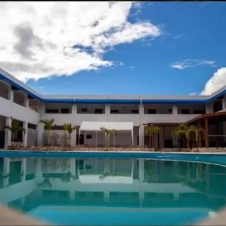 Piscina en el patio central del hotel